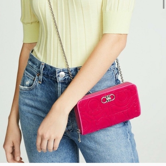 Salvatore Ferragamo Handbags - Salvatore Ferrágamo Pink Crossbody Wallet NWT 👛😍